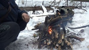 Костёр в зимнем лесу.