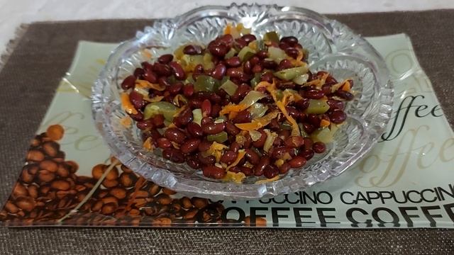 Постный салат с фасолью.