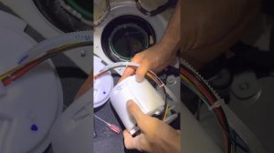 BMW X7 как заменить бензонасос.и где он находится!!