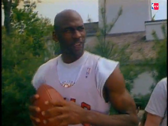 Michael Jordan Throws Football 65 yards смотреть онлайн