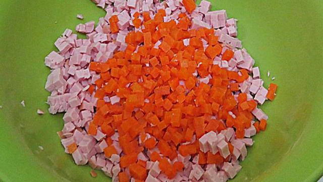 Оливье с колбасой и солёными огурцами