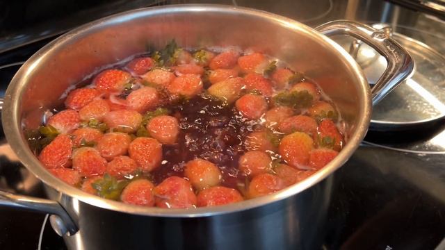 Клубничный компот с мятой и лаймом.