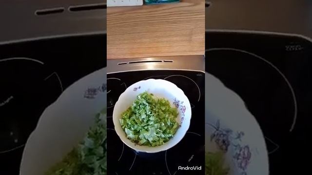 Вкусный салатик. Так можно использовать огурцы - переростки... смотреть онлайн