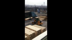 Разгрузка леса фронтальным погрузчиком Boulder WL33H с навесными паллетными вилами