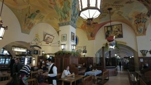 Мюнхен. Праздник пива.  Главный пивбар HOFBRAUHAUS.   Дворец Нимфенбург.