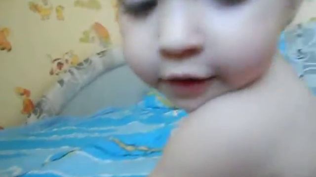 Ксюша читает стишки ( 2 года)