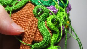 Создание изгибов из вязаного крючком жгута на поверхности вязаной сумки "Подсолнушки"
