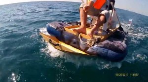 Первый морской самоходный надувной матрас с двигателем от триммера