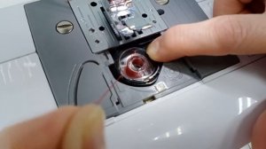 Установка шпульки в челночное устройство