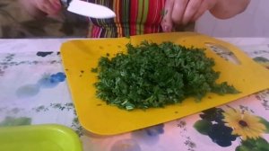 Очень быстрая заготовка свежей зелени петрушки на зиму в домашних условиях.