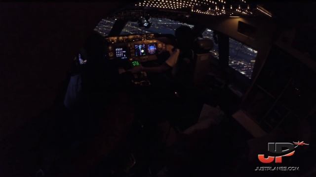 Piloting BOEING 747 during Thunderstorms | Cockpit Views смотреть онлайн
