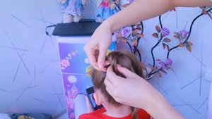 ПРОСТАЯ И БЫСТРАЯ ДЕТСКАЯ ПРИЧЕСКА НА ДЛИННЫЕ И СРЕДНЕЙ ДЛИННЫ ВОЛОСЫ.SIMPLE CHILDREN HAIRDRESS.