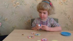 Цветы. Аппликация из цветной бумаги на 8 марта. Поделка для детей 3 - 4 лет своими руками.