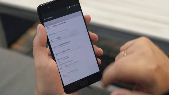 Распаковка OnePlus 5 рядом с IPhone 7 Plus и Galaxy S8+ (unboxing)