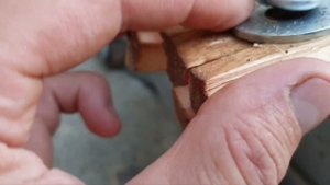 Использовние U образных скоб зажимов для троса вместо пружинных зажимов для опалубки.