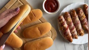 Хот-доги на мангале с французскими колбасками и беконом