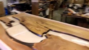 Стол река и эпоксидная смола.