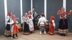 Детский фольклорный ансамбль "Ярмарка". "Там стояла в поле древа" казачья плясовая песня