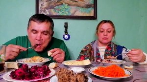 МУКБАНГ / Ты красивая, даже в противогазе. Все доедаем