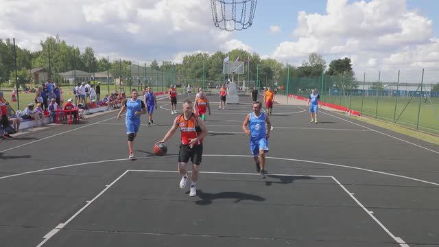 Команды ОЭМК и Лебединского ГОКа в День металлурга встретились на традиционном турнире