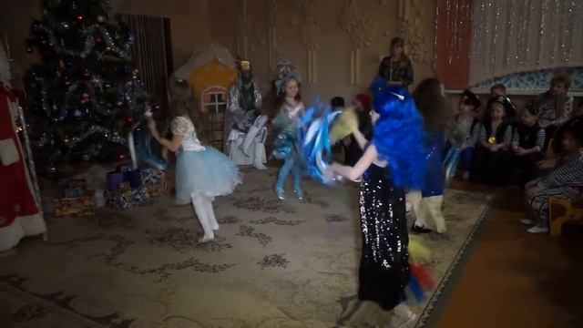 НОВЫЙ ГОД В ДЕТСКОМ САДУ. СЦЕНАРИЙ ПРАЗДНИКА смотреть онлайн