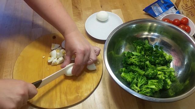Вкусный рецепт. Салат из брокколи с помидором и яйцом.