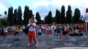 Anak kecil pimpin senam Gemu Famire Massal di Bali