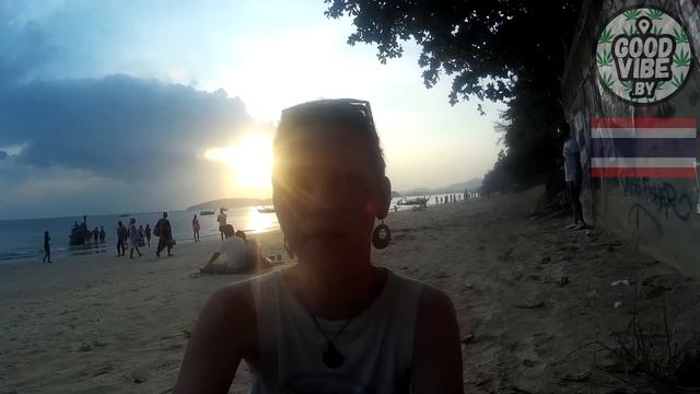 ТАИЛАНД. Остались без денег, зарабатывали на еду и билеты музыкой, а также продавали фотографии смотреть онлайн