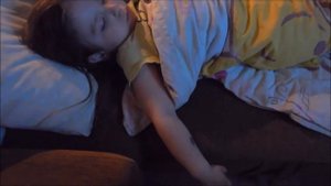 Не разбуди! Даня подшучивает над  маленькой сестренкой, пока она спит!