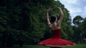 Девушка по городу шагает босиком - в исполнении Анны Жижченко