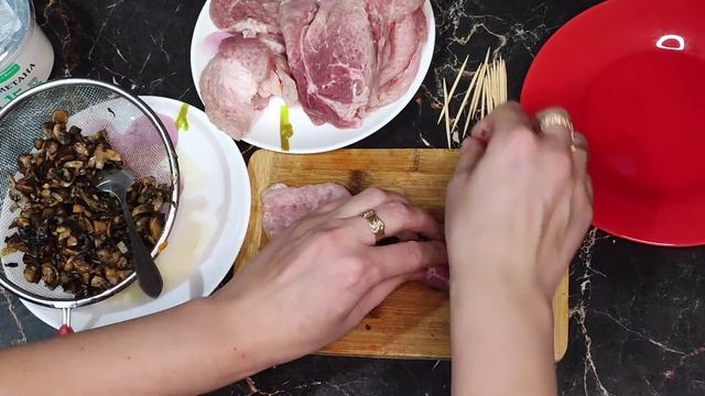 Мясные рулетики с грибами! Простой и вкусный рецепт