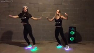 Красивые девушки танцуют в клубах и на улицах Тверк видео танец лучшие Танцы
