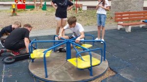 Раскрутили самокатом карусель , 25 км/ч ( на видео не переодается скорость)