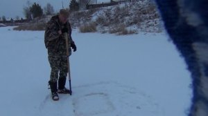 Пешня. Как делать лунку