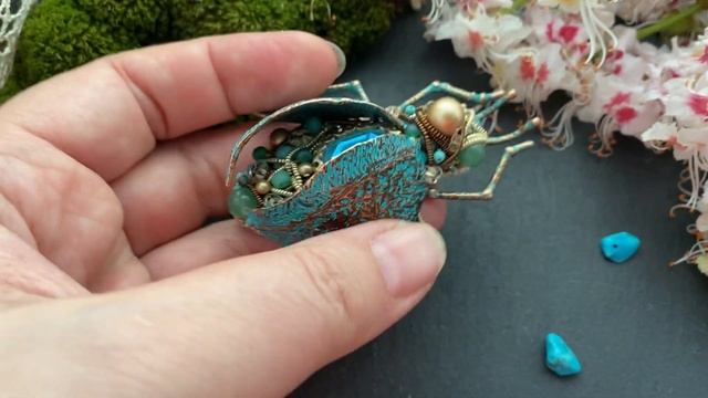 Брошь насекомое вышитое украшение с кристаллом Жук 3d канитель бирюза2