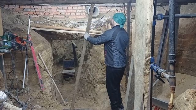 Копаю подвал в доме без фундамента. 1 и 1/2 часть.
