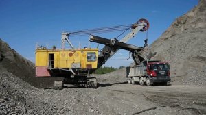 Экскаватор ЭКГ-5А / The old Soviet mining excavator EKG-5A.