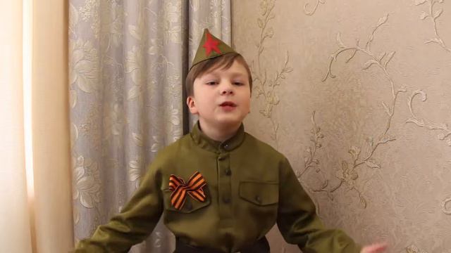 #ПЕСНИВОЕННЫХЛЕТ #75летПобеды #ПомнюГоржусь #поемовойне  Комков Роман поёт песню "Кино идет"