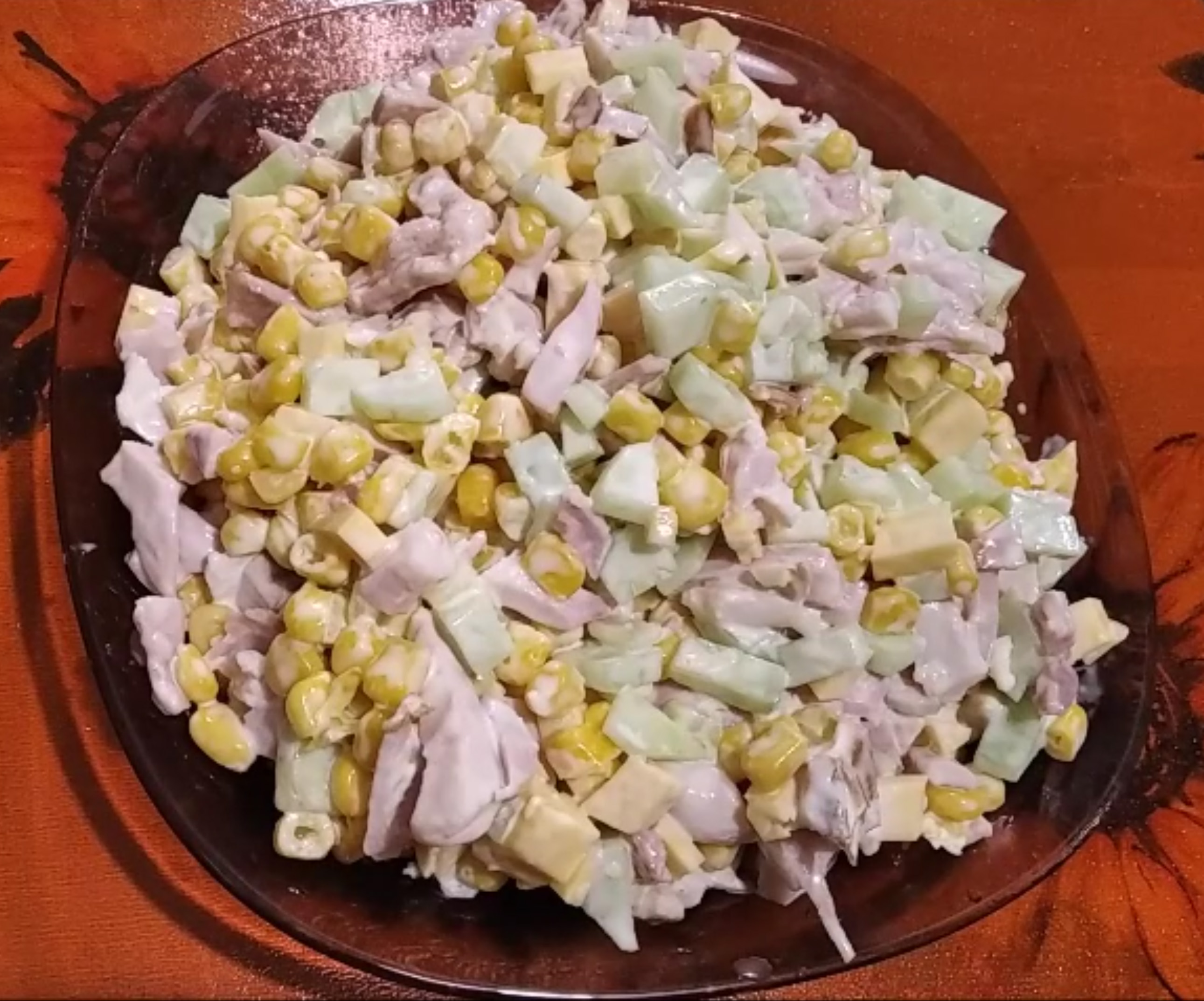 Салат с копчёной курицей и консервированной кукурузой