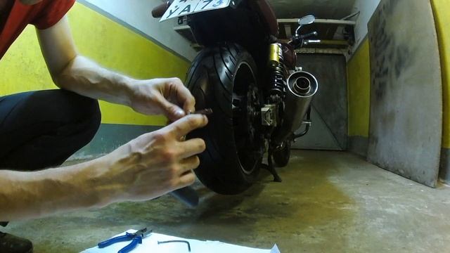 [МОТО] Ремонт пробитой шины мотоцикла с помощью жгута... смотреть онлайн