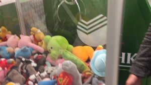 ИГРАЕМ В АВТОМАТ С ИГРУШКАМИ