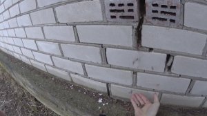 Трещина в кирпичной кладке дома из белого кирпича