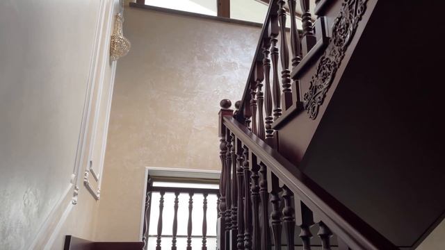 Загородный дом в стиле классицизм - лестница и двери из массива дуба по индивидуальному заказу смотреть онлайн