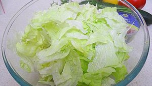 Салат Айсберг с огурцом, помидором и тунцом