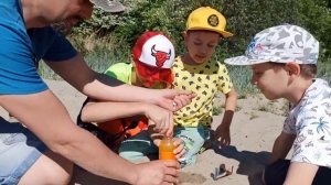 Эксперимент с газировкой Вулкан из ментоса и колы! Влог у моря! Опыты с детьми