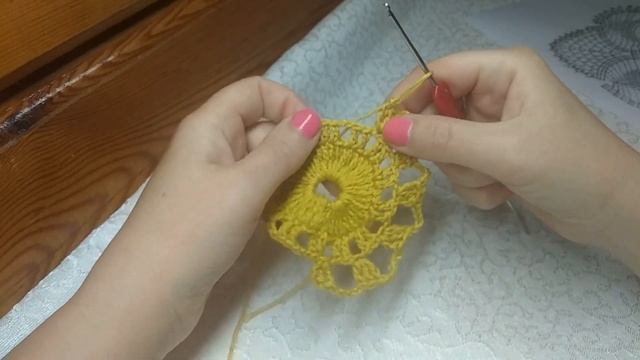 Салфетка крючком  "Цветы в корзинках"  (1 часть)