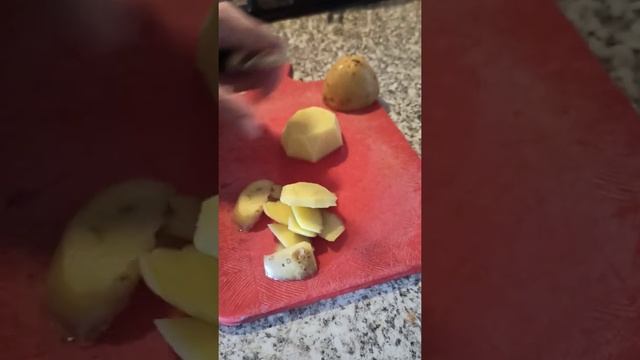 Как почистить картофель одной рукой смотреть онлайн