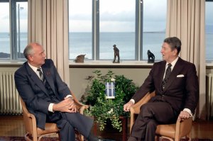 Встреча Генерального секретаря ЦК КПСС М. Горбачева и президента США Р. Рейгана в Рейкьявике (1986)