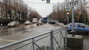 скорая помощь заезжает в больницу