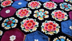 Crochet "Frida's Flower" blanket by Jane Crowfoot | كروشية بطانية فريدا من تصميم جاين كروفوت